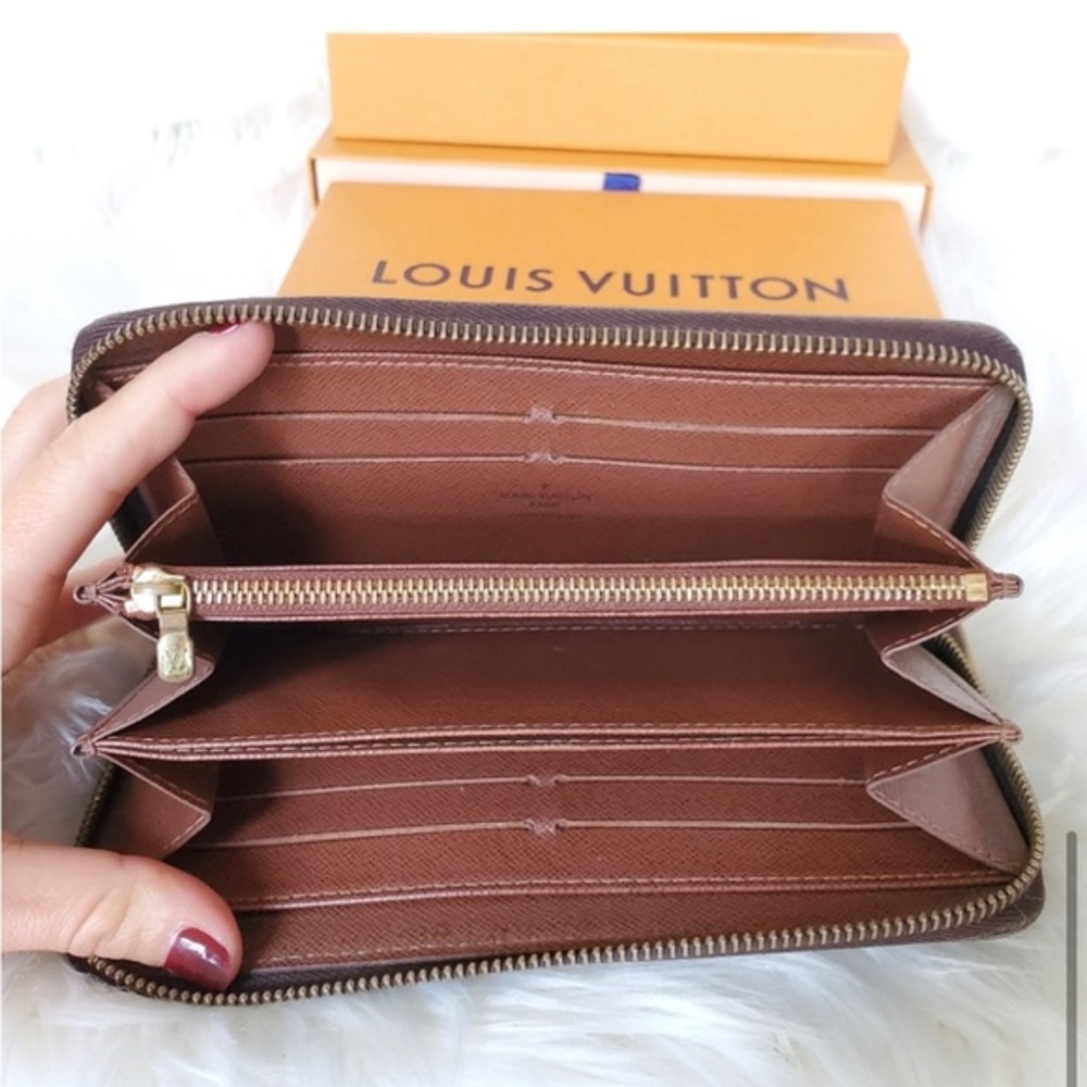 Louis Vuitton Monogram Zippy Wallet - Picture 5 of 6